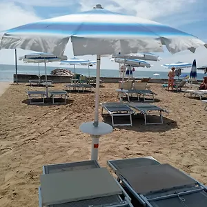 apt-mare45-posto-spiaggia-privato-con-ombrellone-e-lettini.hotelinveneto.com/